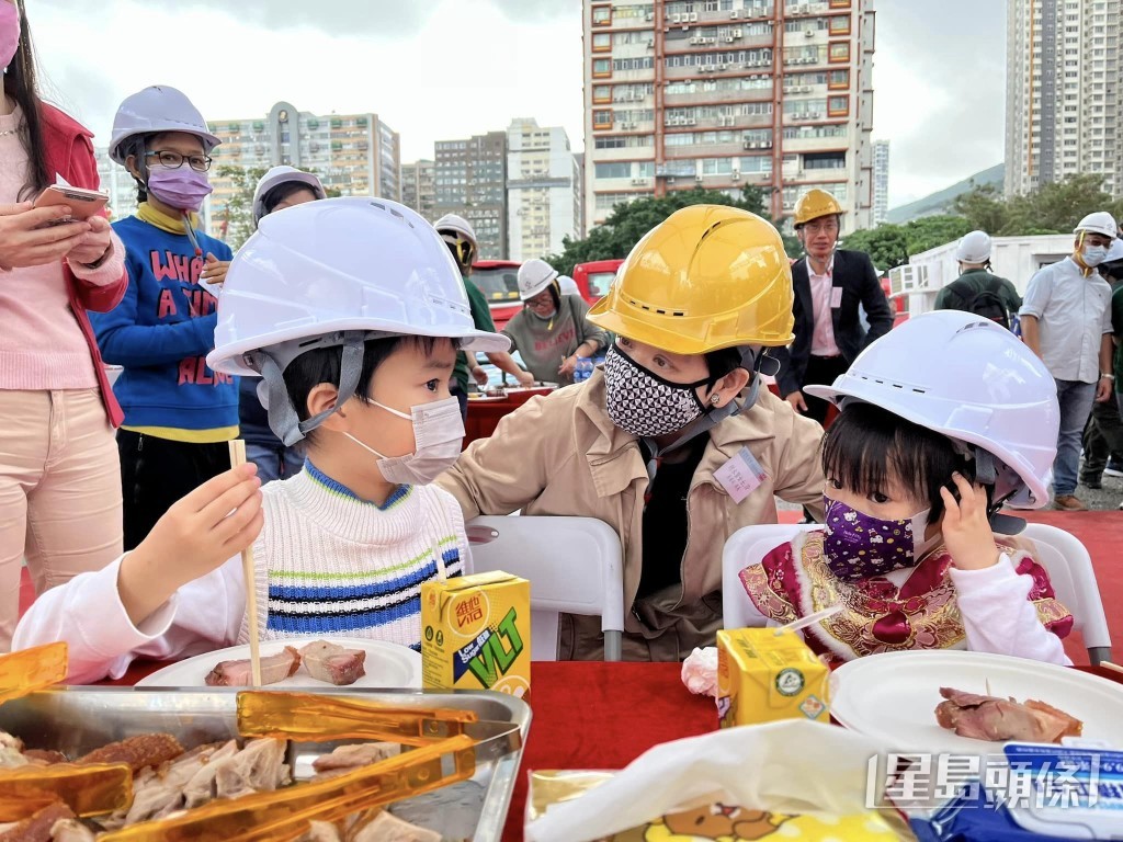 何永贤与小朋友交流。何永贤FB图片