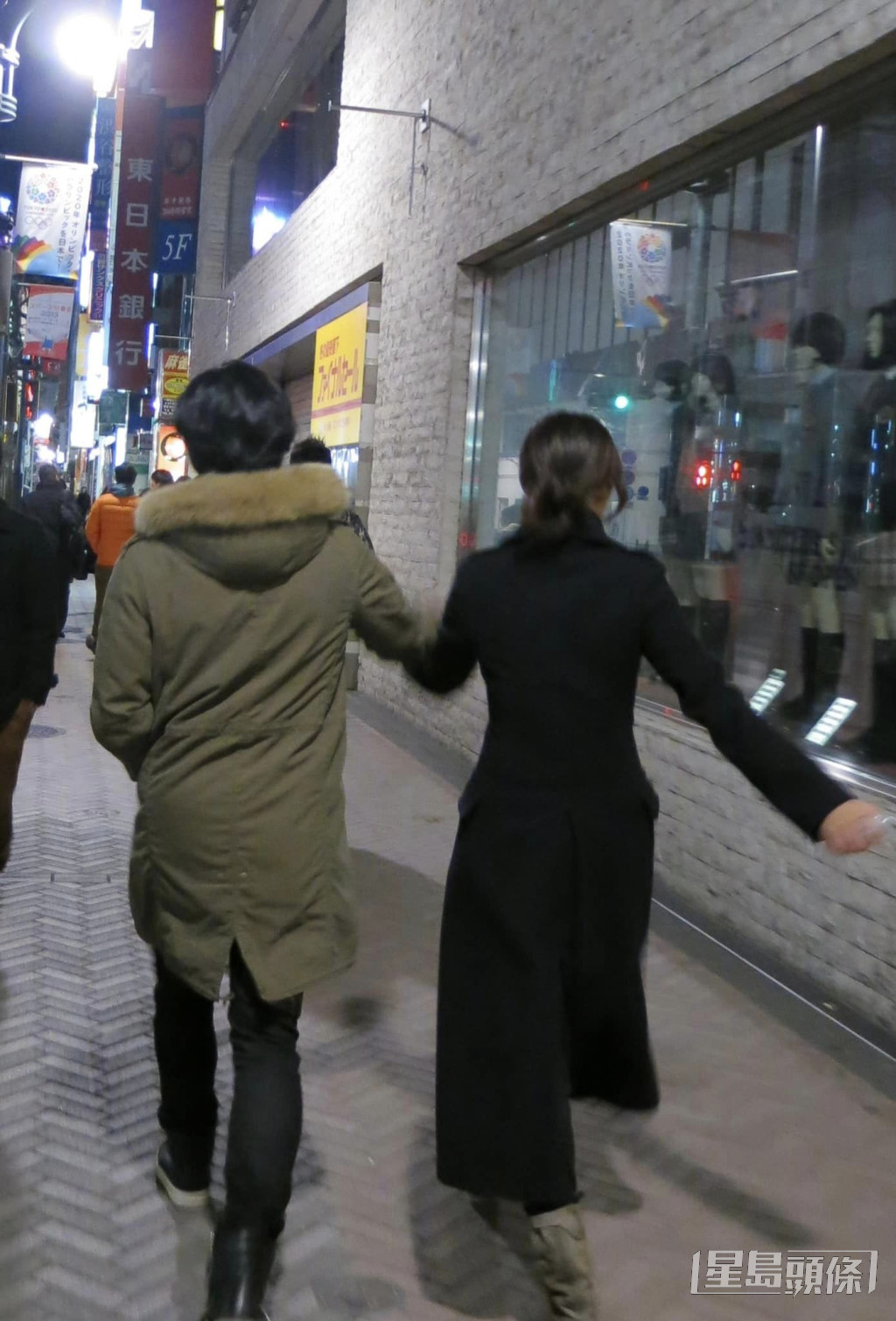 二人蹺手在日本街頭漫步賀結婚10周年。