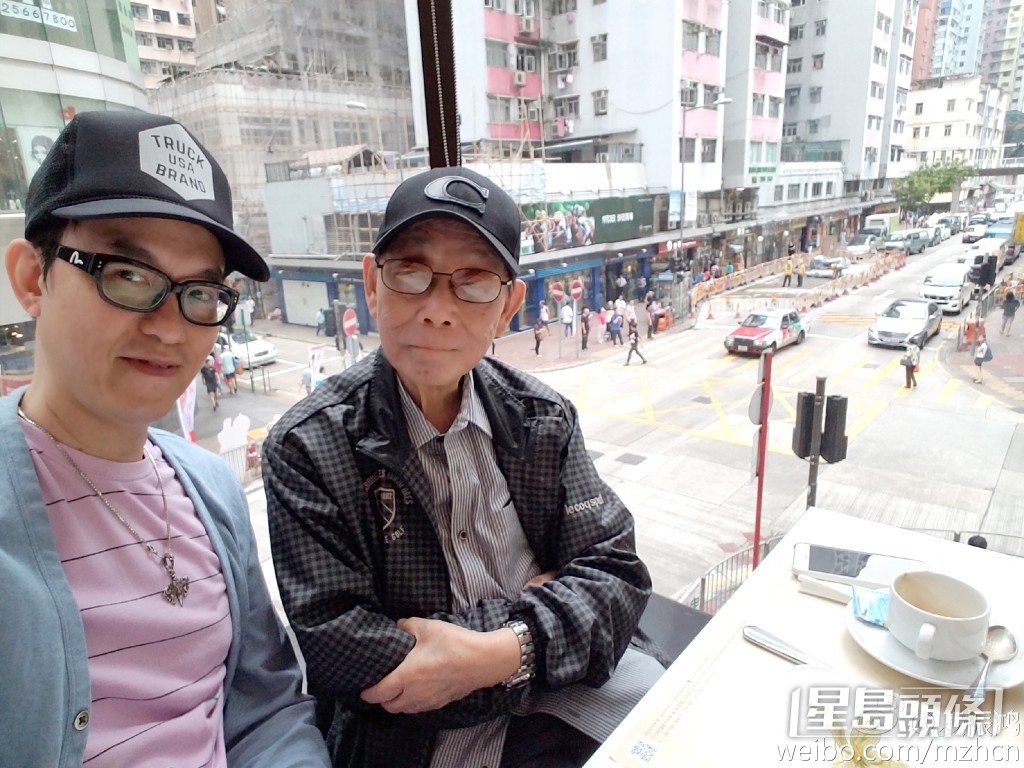 麥振鴻教顧嘉煇用電腦整音樂。