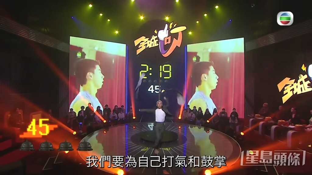 然後除咗隻袖,再除埋件褸,就上鋼管。