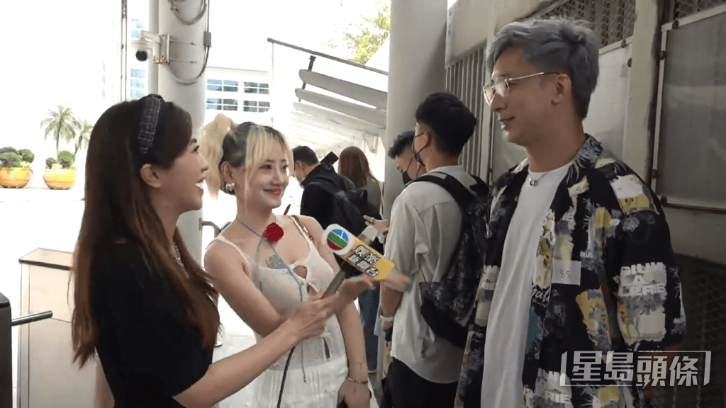 含情脈脈望住老公。