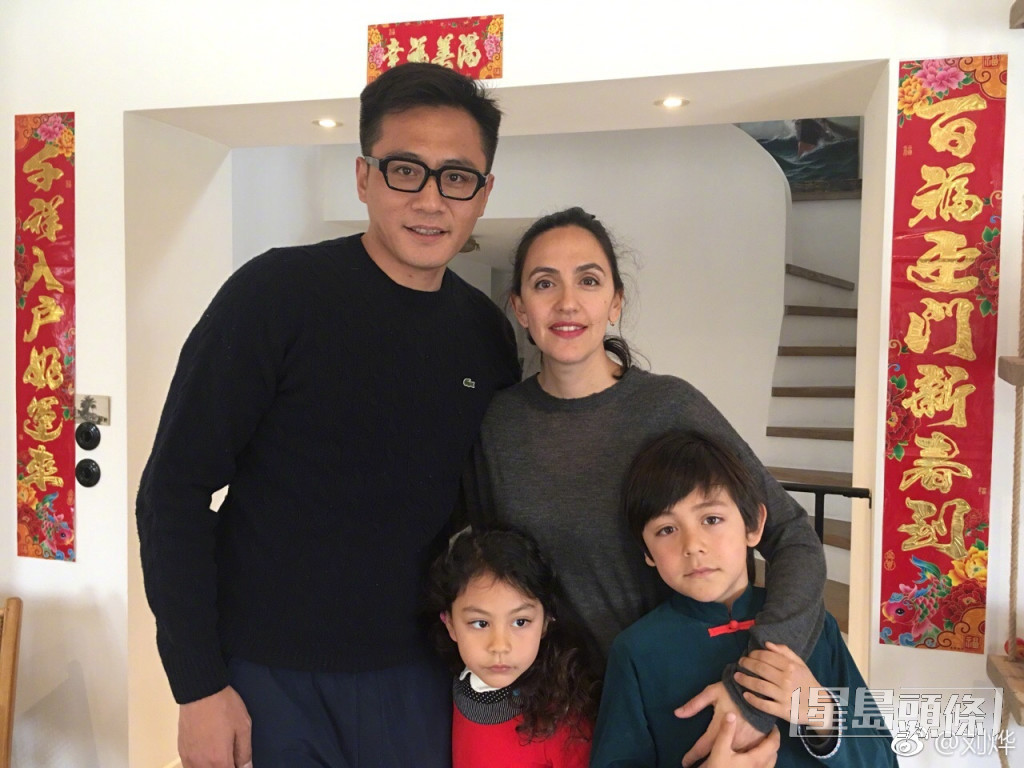 劉燁與妻子有一子一女。 ​  ​