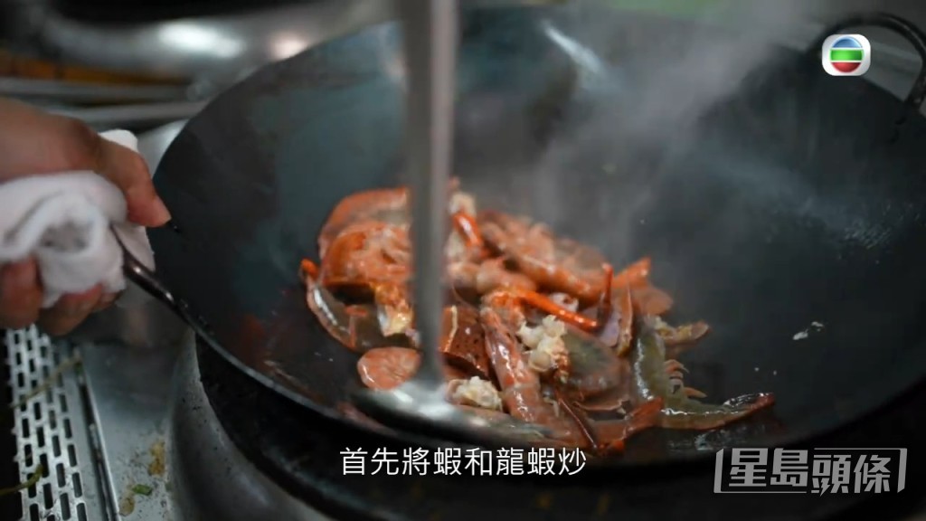 不過接下來的湯才是重點，由蝦、龍蝦、蝦米等經過多次炒、煮等多個工序，才正式完成。