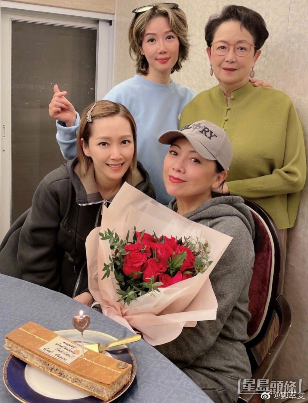 鄧萃雯(前右)日前慶祝57歲生日。
