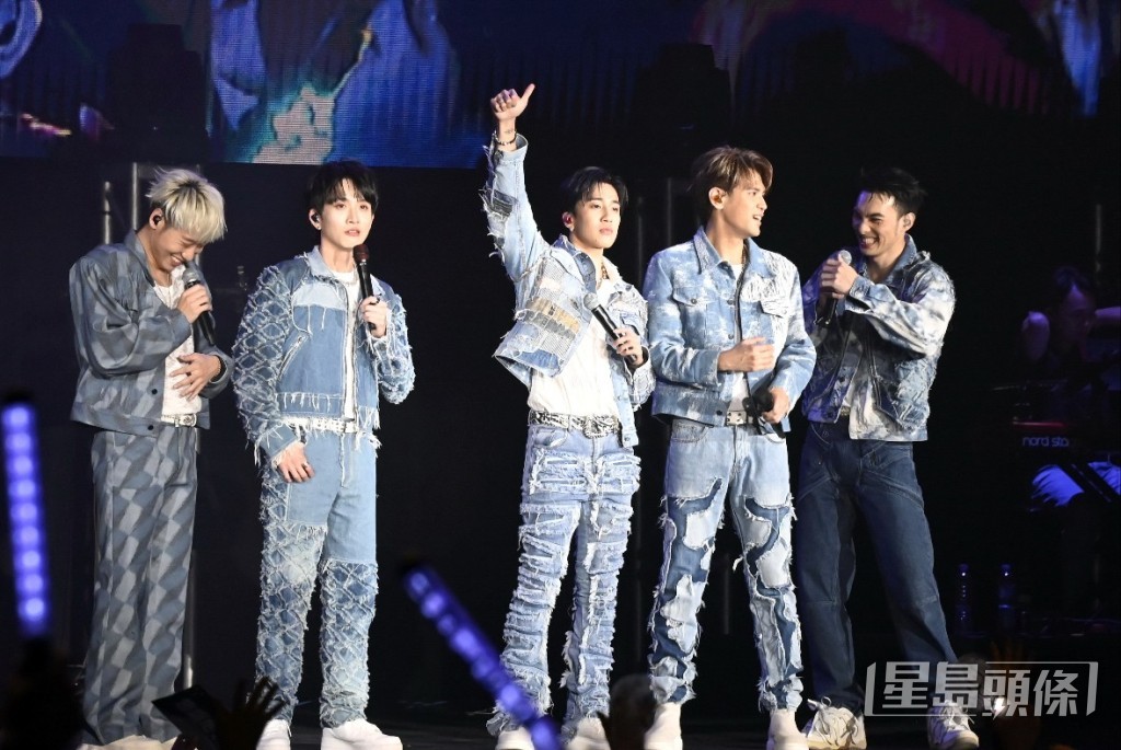 5位成員邱鋒澤、黃偉晉、陳零九、賴晏駒和婁峻碩在開場後與Fans玩遊戲送簽名海報