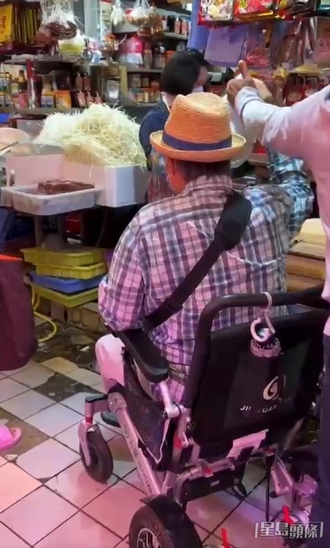 洪金寶全程坐在電動輪椅上。