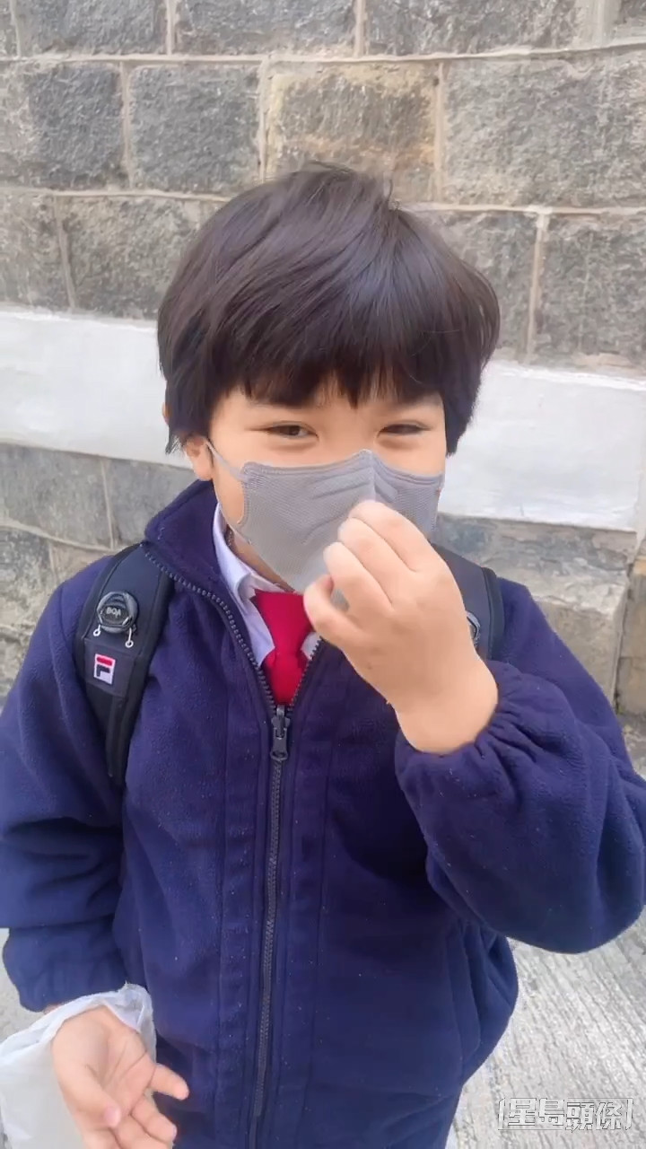 曾演出ViuTV《反起跑线联盟》的小童星孙咏轩返学𠮶阵仲有戴口罩。