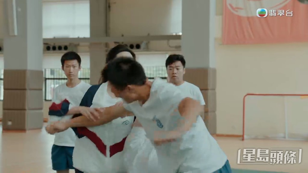 其實她在劇中是身手了得的警察。