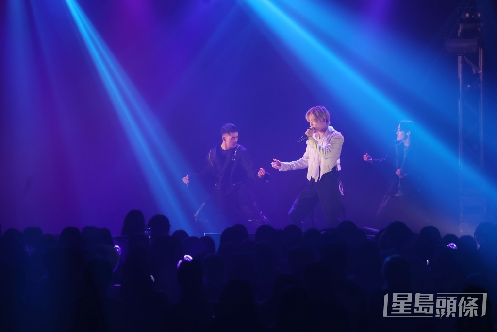 NOA跳唱包括《Step Back》、《Bad At Love》等多首歌曲。