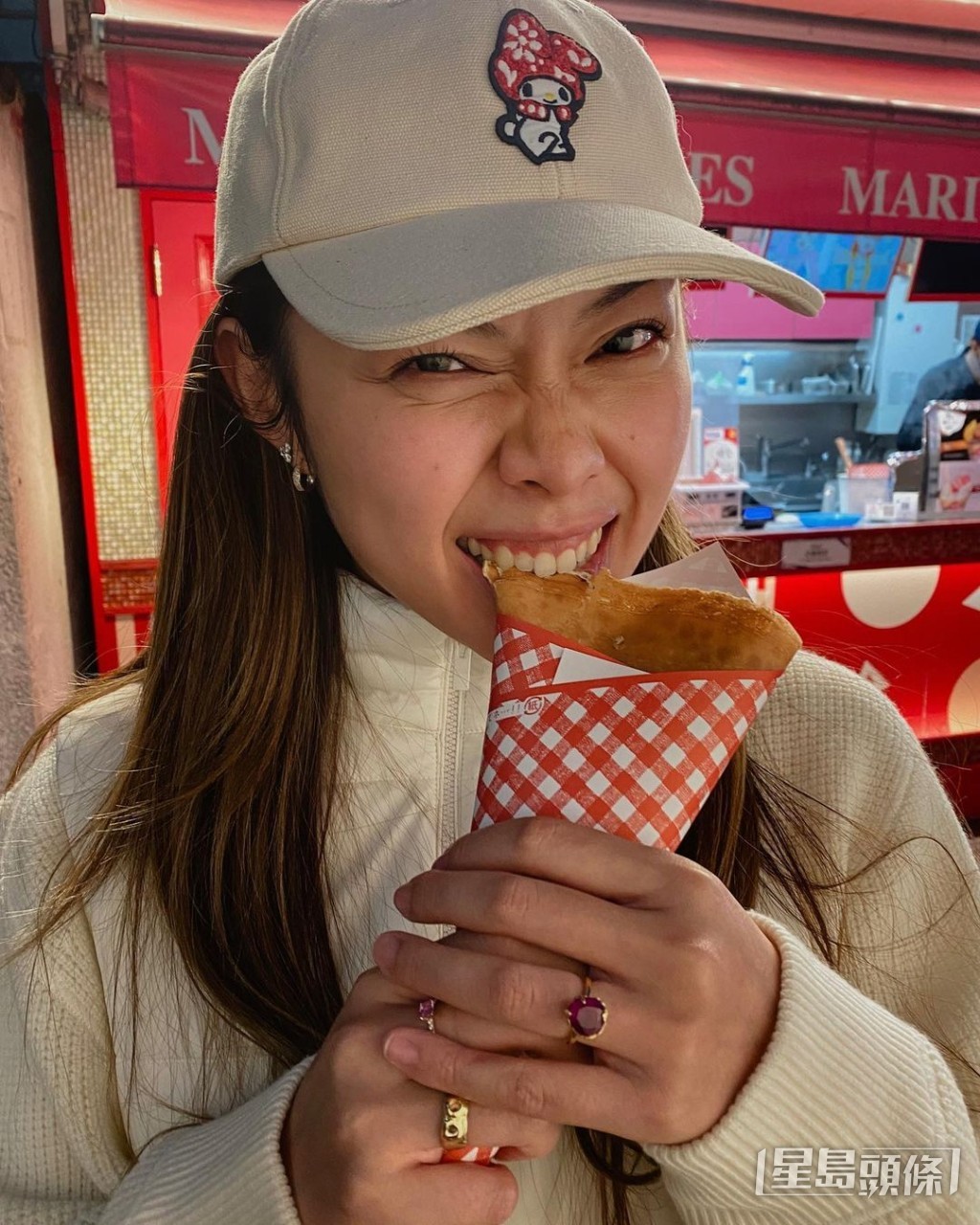 王曼喜行到边食到边。