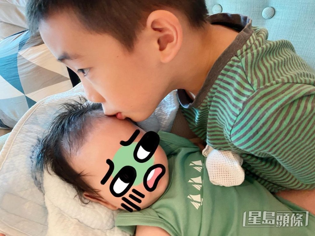 2020年,陳小春次子出世。
