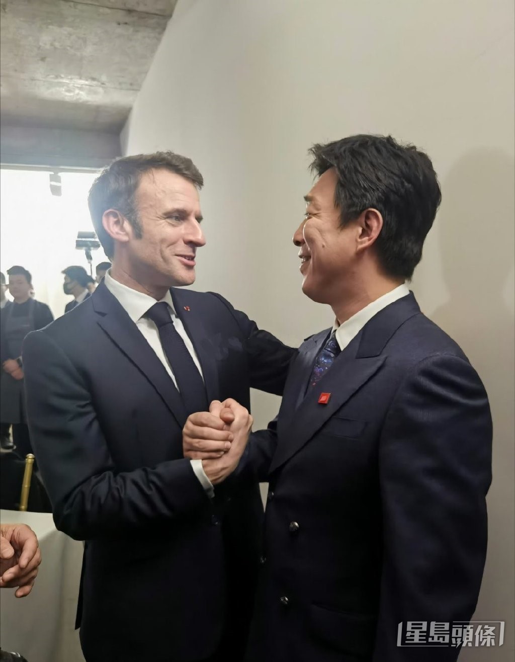 席間,擔任揭幕嘉賓的馬克龍與本屆藝術節的宣傳大使黃渤(右)有不少互動。