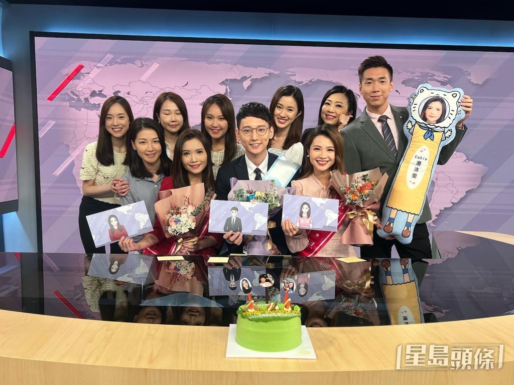 三人與一班同事在新聞廠直播間大合照。