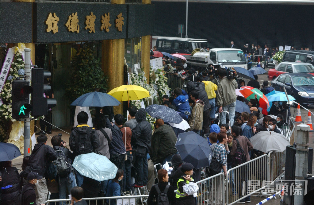 張國榮設靈及出殯當天，有多達上萬名粉絲在香港殯儀館外。