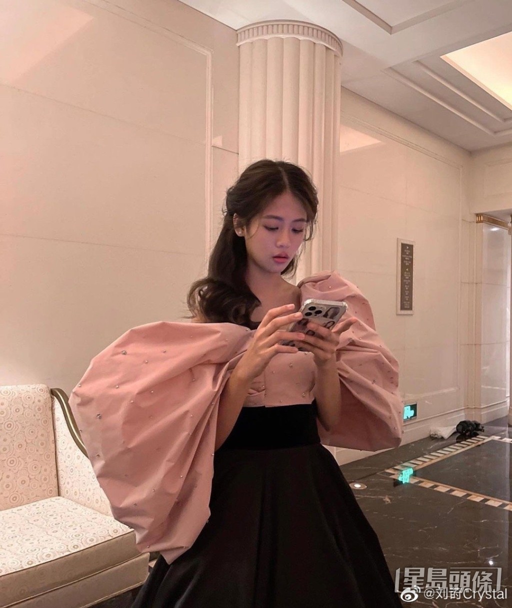 劉蒔打扮不失少女風。