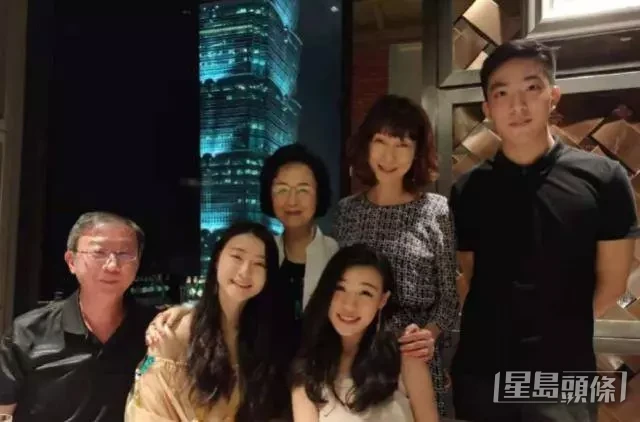 瓊瑤與前夫所生的子女一直陪伴瓊瑤度過喪夫之痛。(微博圖片)