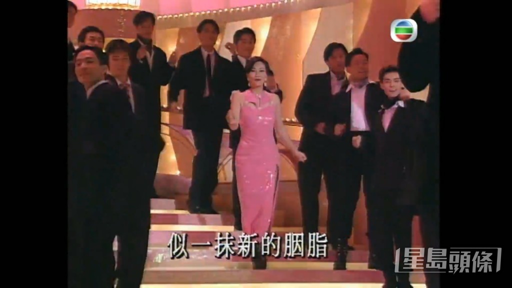 【1994年】要數經典唱歌畫面,一定有「阿姐」汪明荃表演《迷人Pink Lady》和《熱咖啡》,當時更有仍未晒黑的古天樂、許志安、張智霖、蘇永康、梁漢文等28位猛男伴舞!