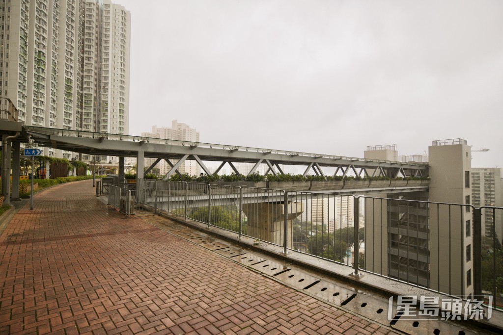 方学诚表示2007年展开公众咨询时,更改行人天桥计画。资料图片
