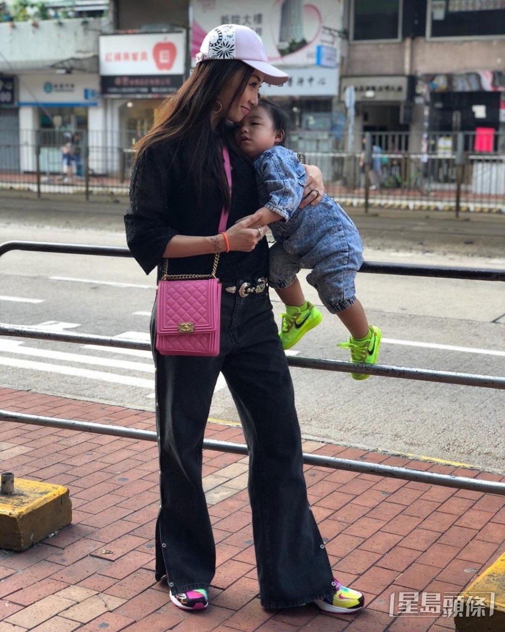 雷凱欣與家族經營小巴及的士生意、兼潮牌幕後老闆的陳智聰家庭幸福美滿。