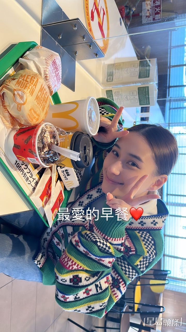 何超蓮情人節一朝早食快餐，網民大讚貼地。