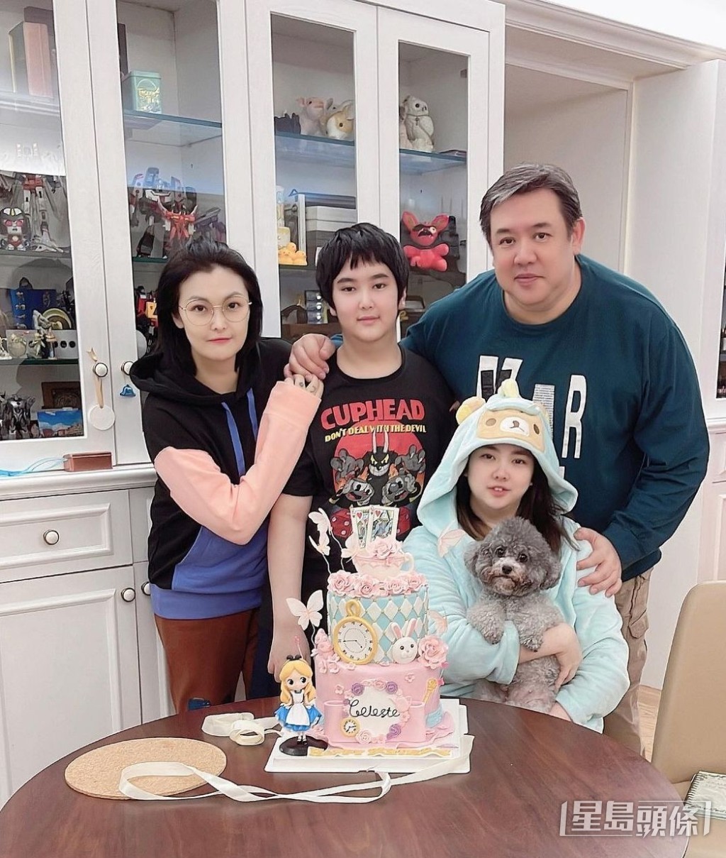老公郭智明、大女Celeste及細仔James力撑她參賽。