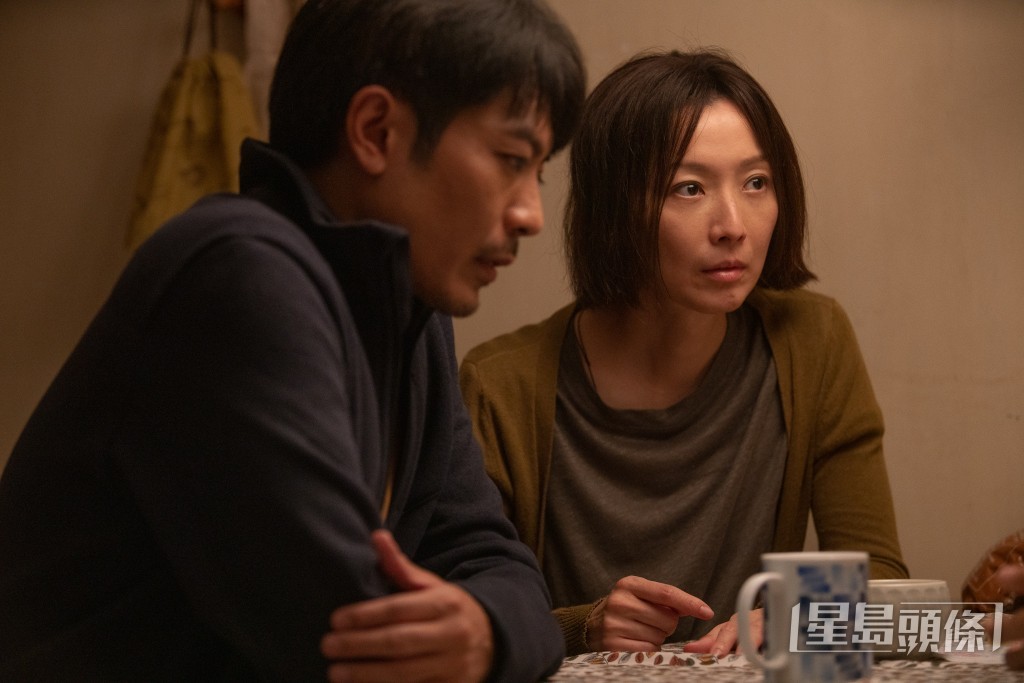 同鄭秀文飾演寄養家庭夫妻。