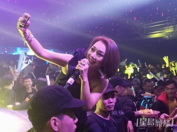 颜仟汶在内地登台获唔少粉丝支持。