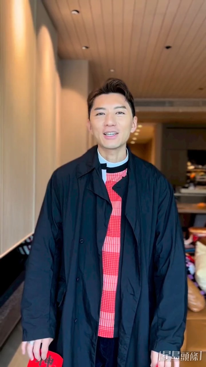 袁偉豪大宅屋內以現年簡約風為設計概念，並採用木質家具為主。