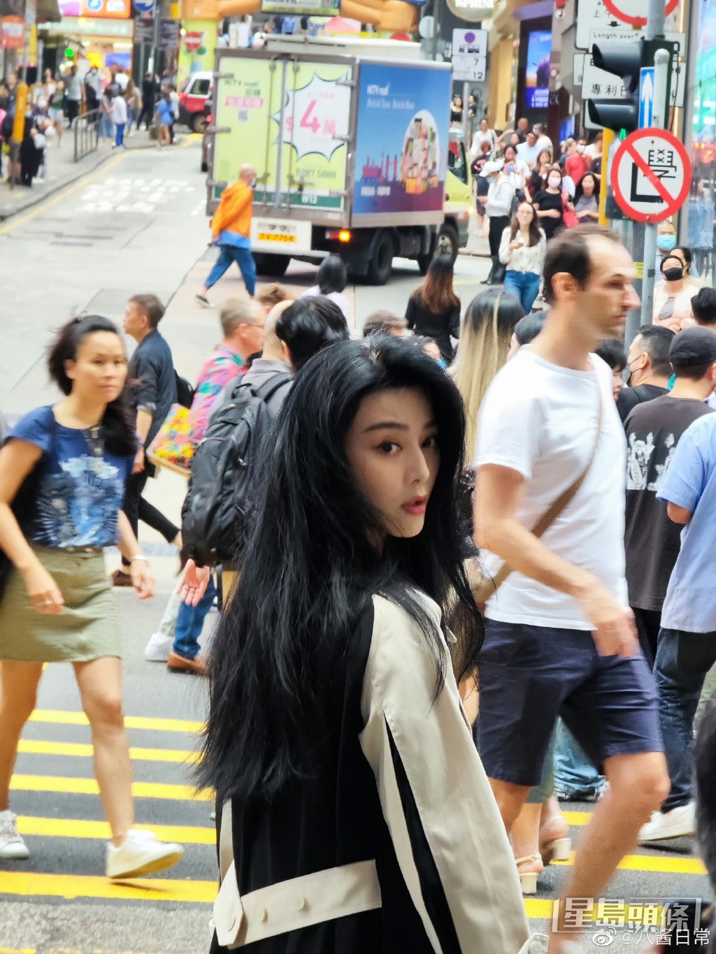 路人匆匆趕著過馬路之際，女神回眸。