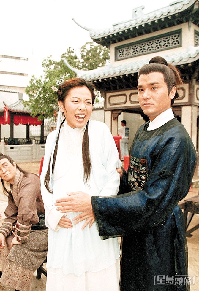 2000年陳松伶拍畢《金裝四大才子》後，就開始減少在港的幕前演出。