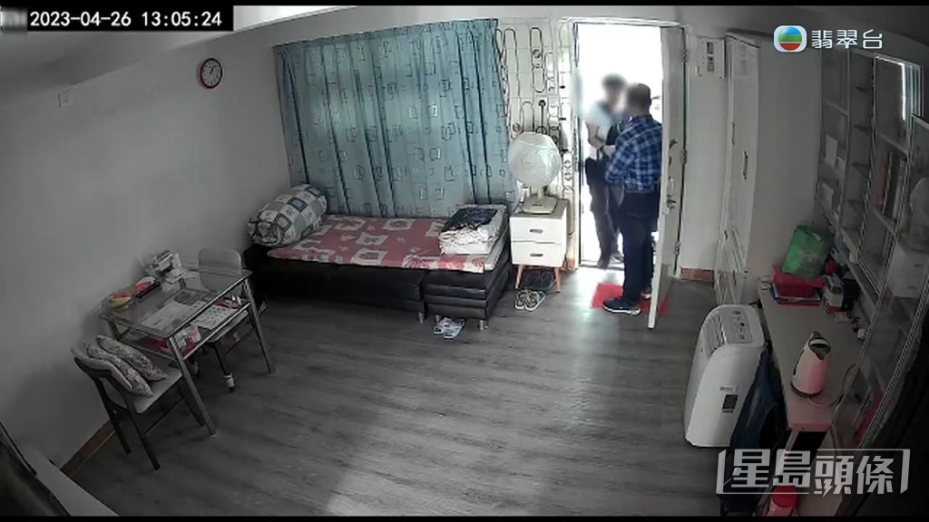 閉路電視片段見到當時唐先生正與媽媽剛步出鐵閘，突然有一名身穿白Tee，背着背囊的年輕男子直走入屋。