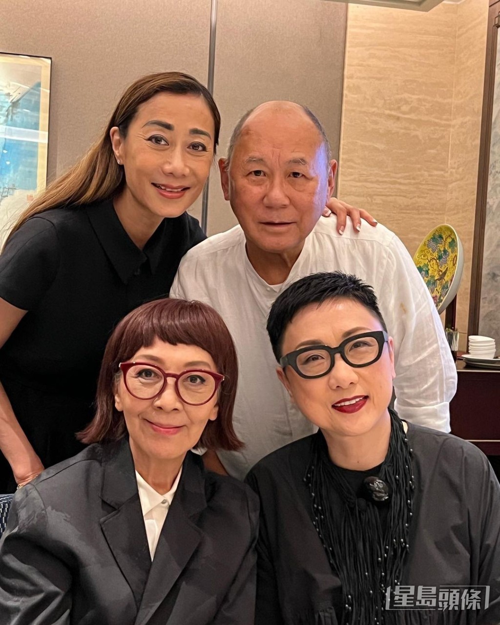 劉天蘭(右下)亦有貼出當日追思會後的飯聚相,與張天愛(左上)、時裝設計師文麗賢(左下)合照時,眾人都面帶笑容。