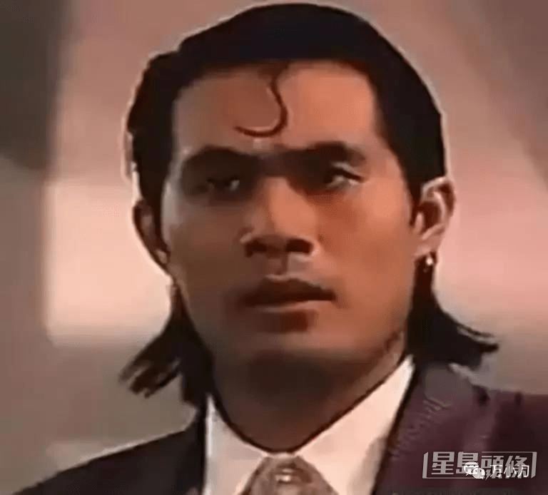 徐錦江出身於醫學世家,在20歲考入第10期TVB藝員訓練班做演員。