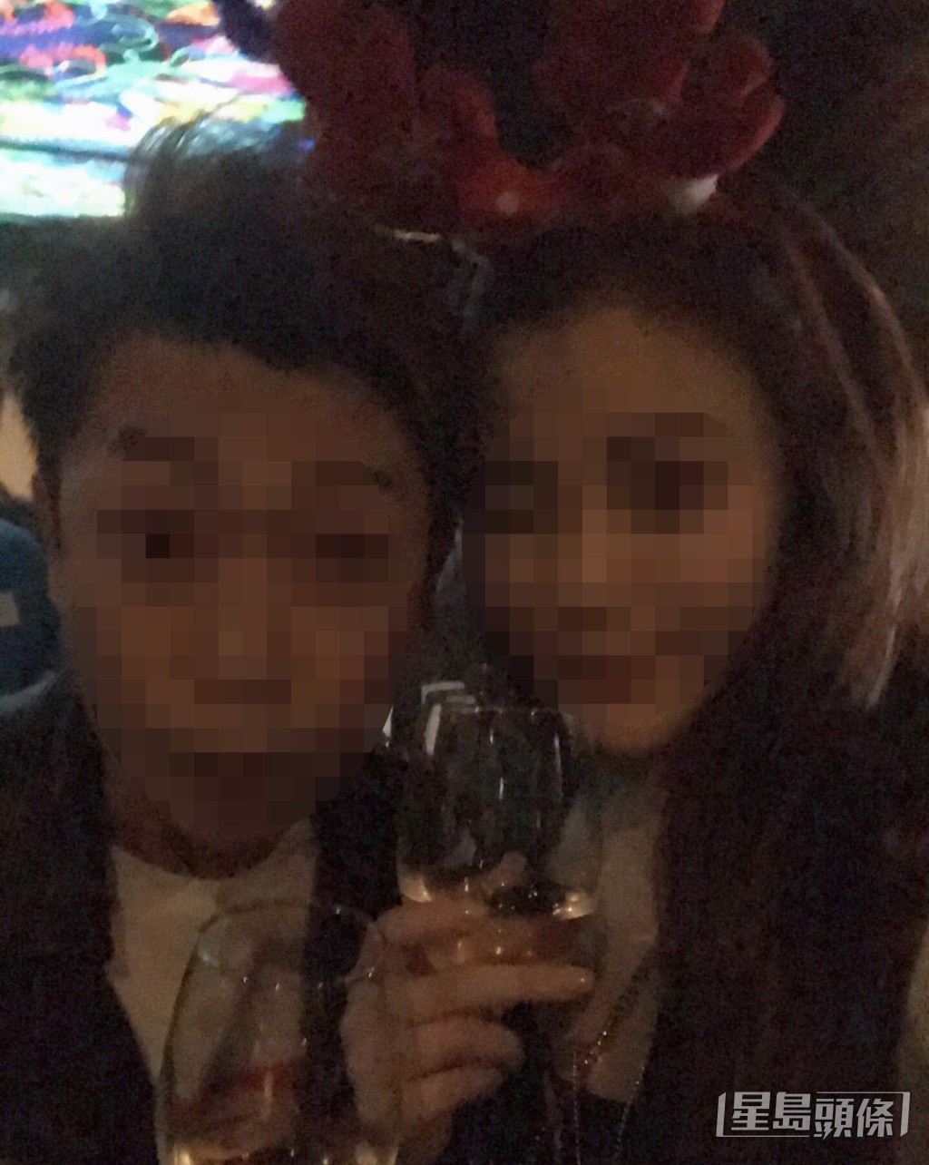 此女子與早前被捕的遊艇代理男子早已認識,更一同出席與關楚耀的聚會。