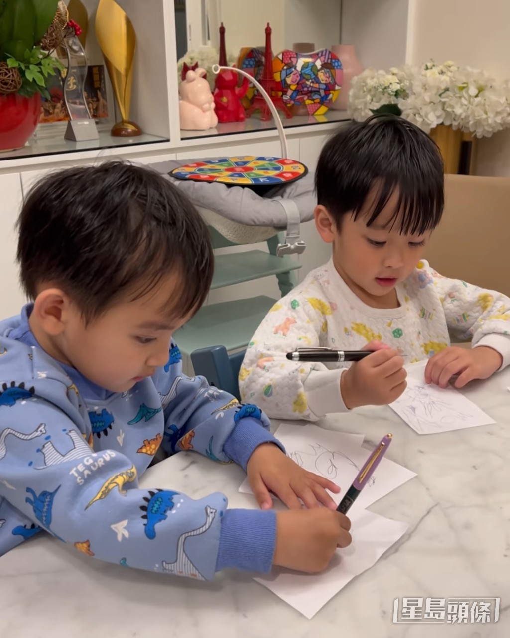 大仔和二仔就乖巧地在飯枱玩。