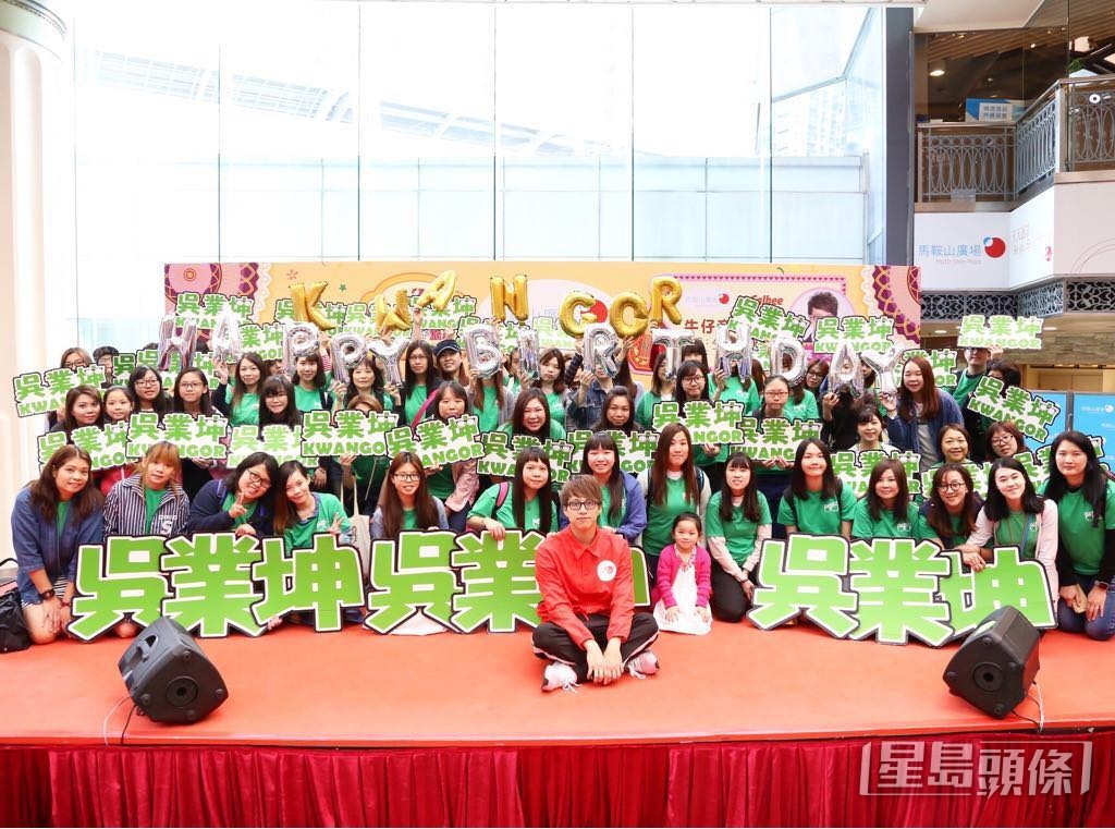坤媽係坤哥的頭號粉絲，經常幫囝囝影出席活動照。