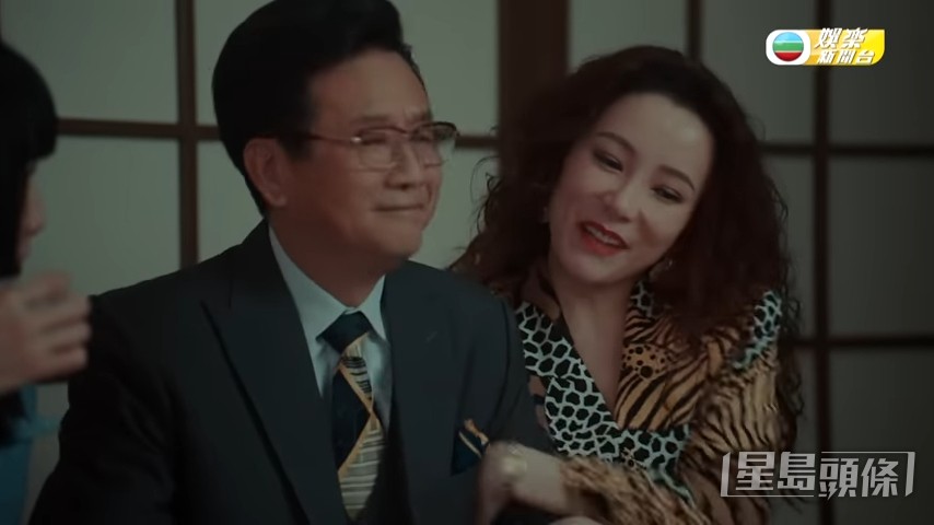 成日畀人彈鐘。
