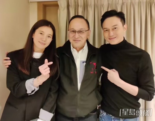 曹查理更分享與張智霖及袁詠儀的合照，不少網民都指他們一家都是靚人。