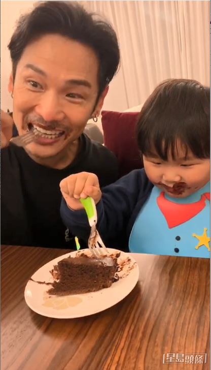 杜德偉好似大細路同囝囝玩埋一份。