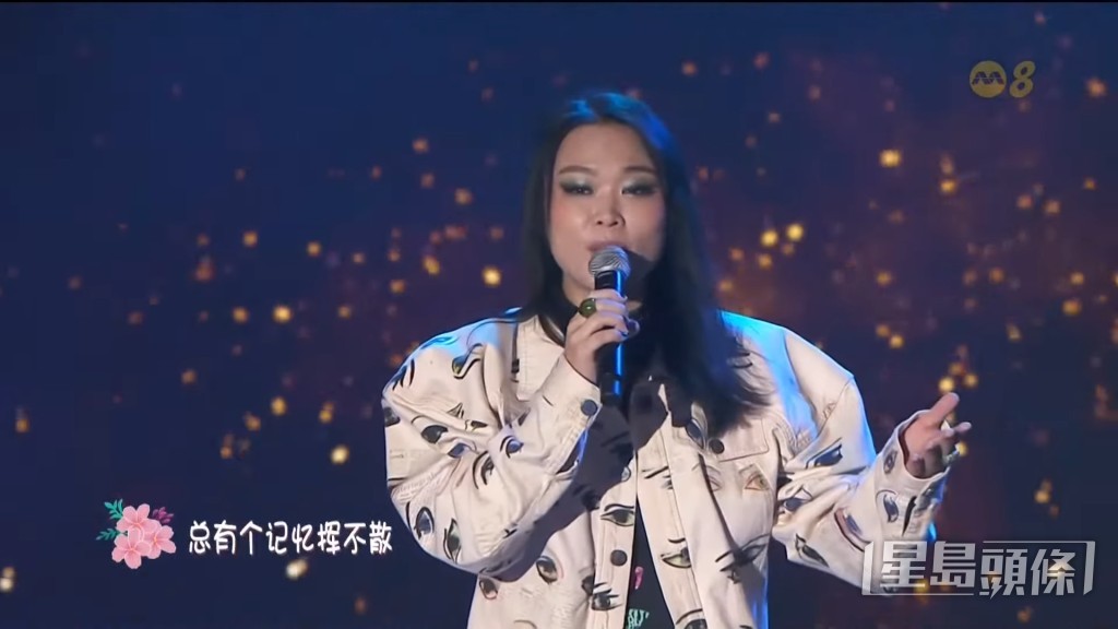 許美靜在台上獻唱兩首經典歌曲《城裡的月光》和《陽光總在風雨後》。