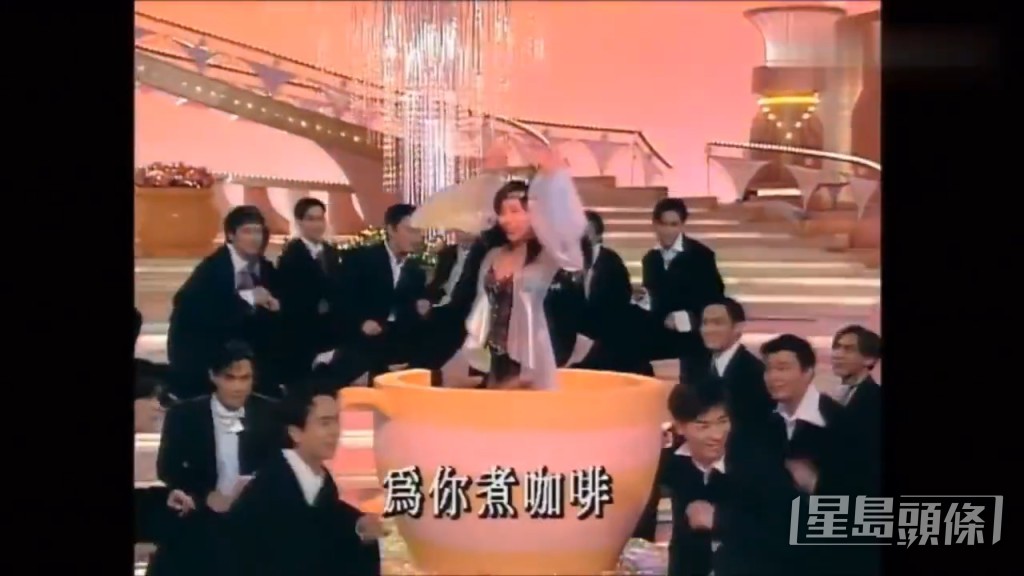 【1994年】要數經典唱歌畫面,一定有「阿姐」汪明荃表演《迷人Pink Lady》和《熱咖啡》,當時更有仍未晒黑的古天樂、許志安、張智霖、蘇永康、梁漢文等28位猛男伴舞!
