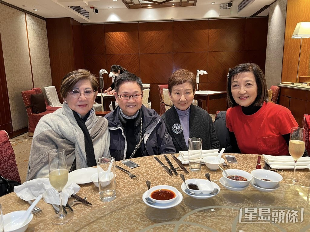 焦姣終於踏出第一步,與好友見面。