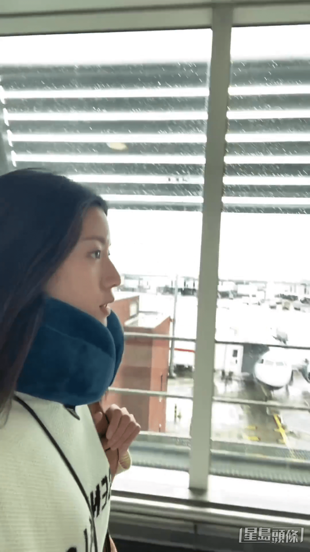 蔡思贝终于落机。