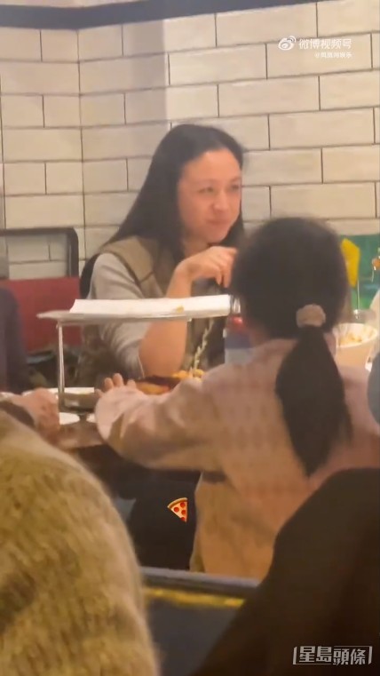 湯唯滿面笑容繼續用膳，獲網民大讚親民又貼地。