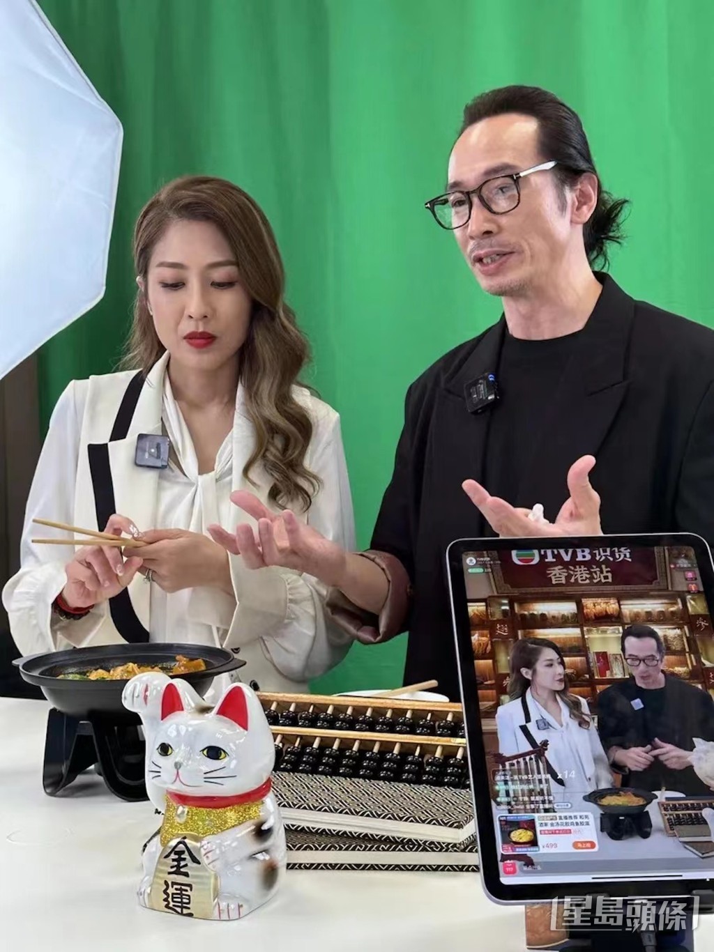 带货期间，两人将经典剧集场景与角色融入其中。