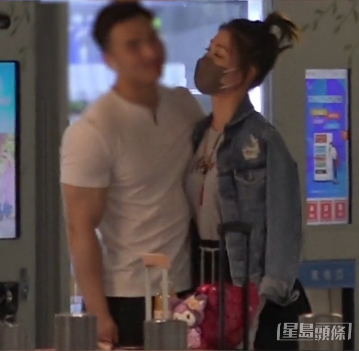李彩华最近被拍到与壮男现身机场，两人态度非常亲暱。