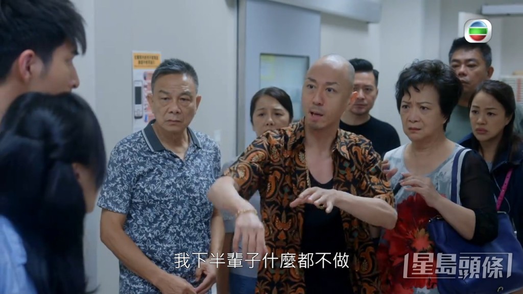 而最後一個街坊關偉倫是實力派甘草,今年已經71歲的他入行51年!1971年他參加邵氏與無綫電視合辦的「演員訓練中心」第一期訓練班(電影組),初期曾拍過《民間傳奇》、《清宮殘夢》等劇。四年後簽約亞視前身麗的電視,《秦始皇》、《皇家檔案》、《再見艷陽天》到《縱橫天下》等劇都有份演出。至2012年離開亞視轉投香港電視,重頭劇《選戰》、《導火新聞線》亦有見到他的蹤影。後來港視不獲發牌照,他轉投無綫,不過數年間亦是演只得幾句對的閒角路人。