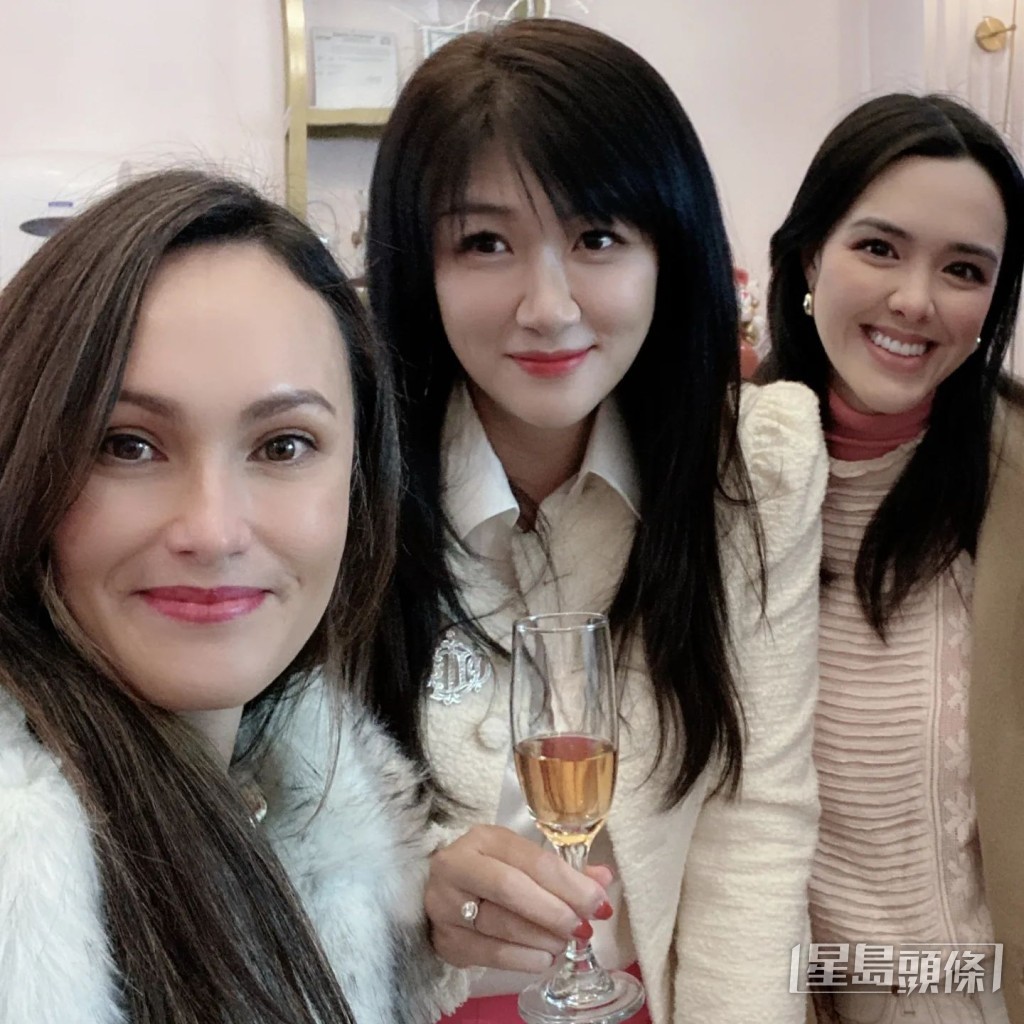 戴碧芝(左)與張敏鈞(右)一起合照。