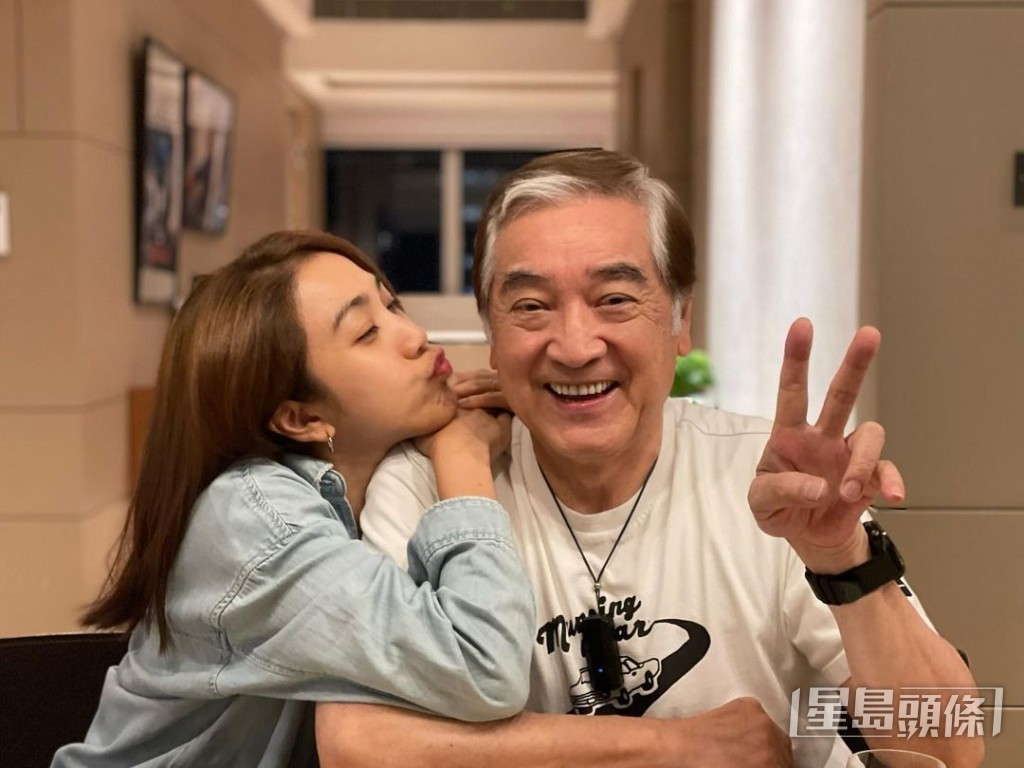 秦沛與女兒姜麗文感情好好。
