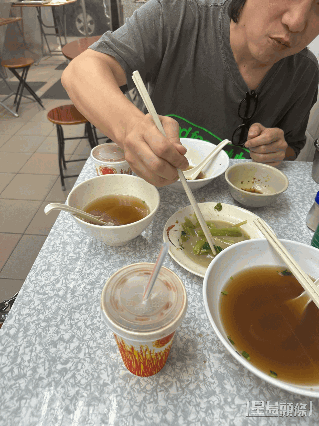 在陳奕迅與一名女子在大坑食飯後不久，徐濠縈便上載與陳奕迅食麵的照片。